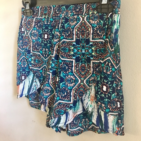 NWOT Gorgeous Layered Tulip Hem Flowy Shorts! - Picture 4 of 6